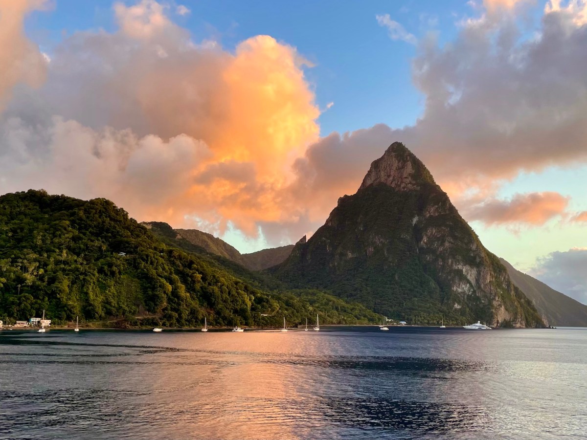 Saint Lucia: sailing into Pitons&nbsp;Bay